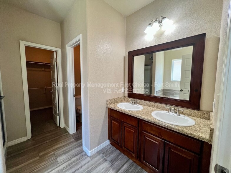 Building Photo - 615 Ridge Point Dr