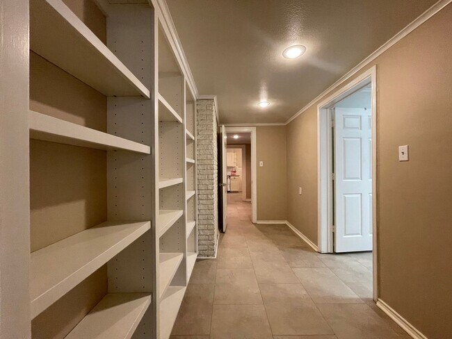 Building Photo - AVAILABLE NOW --3 BEDROOM 2 BATH HOME IN T...