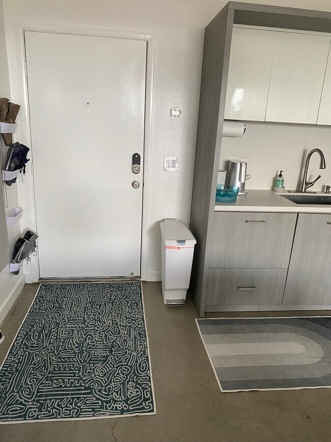 Building Photo - 955 W Hawthorn St