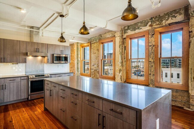 Building Photo - LUXURY   CONDOS IN THE HEART OF ALAMO CITY