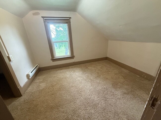 Building Photo - 3 Bed 1 Bath + Bonus Room and Yard