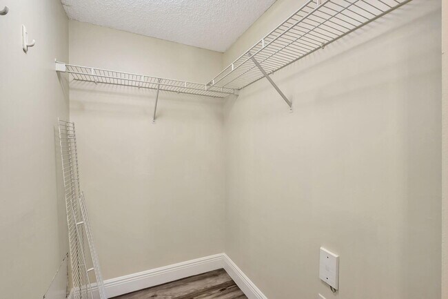 Building Photo - 600 Crestwood Ct N