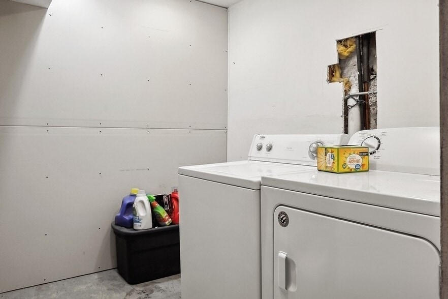 Laundry Facility - 3550 W Diversey Ave
