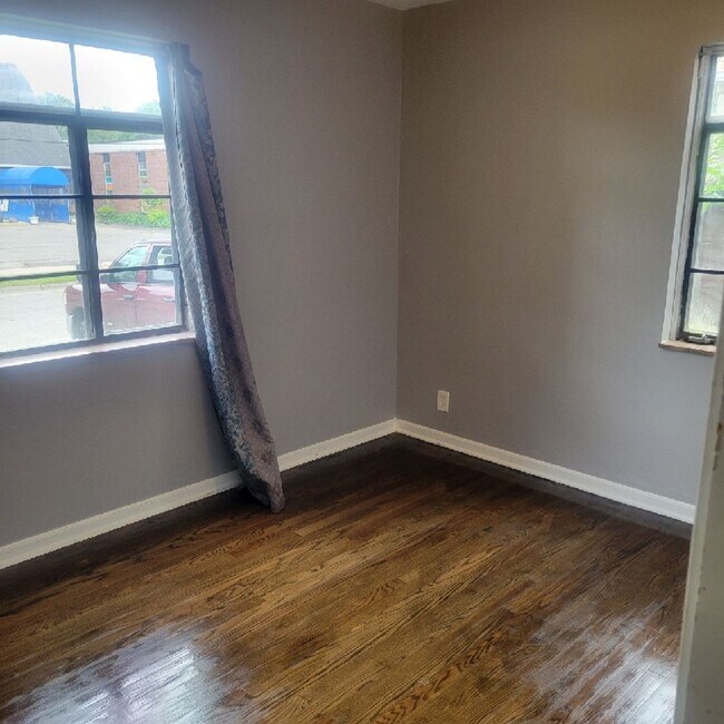 Building Photo - Beautiful 2 bed/1 bath near Grosse Pointe!...