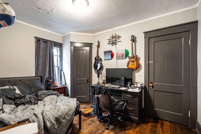 Building Photo - Kenwood flat across from UWM