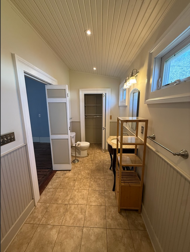 Building Photo - 1119 College St