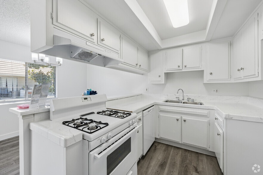 2BR, 2BA - 1050SF - Kitchen - Mulberry Gardens