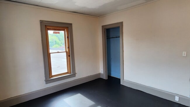Building Photo - Large 4-5 Bedroom on Historic Main Street in Salamanca NY! Available Now!