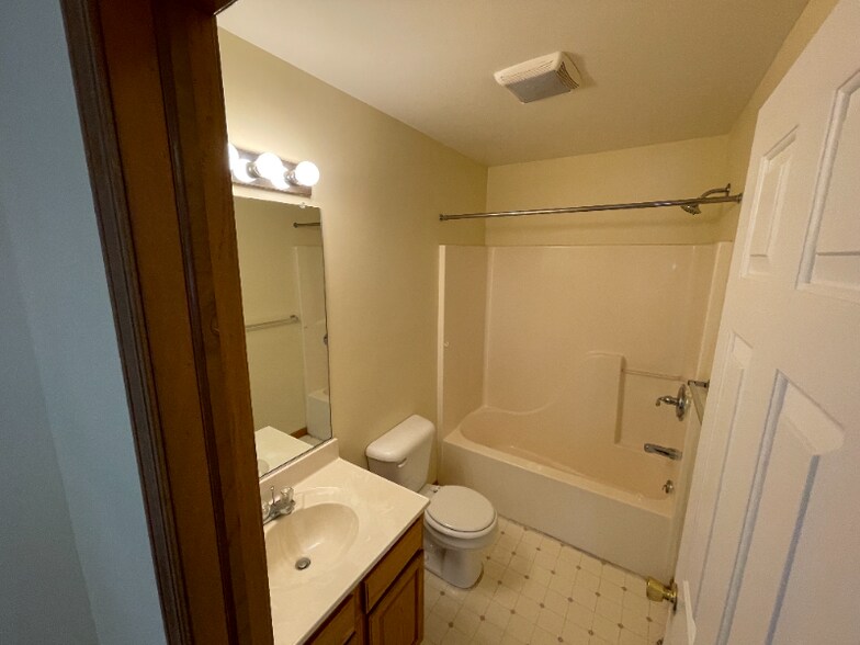 Building Photo - 220 Concord Hill Dr