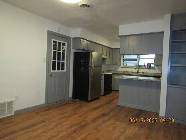Building Photo - 1329 SE Clover Ln