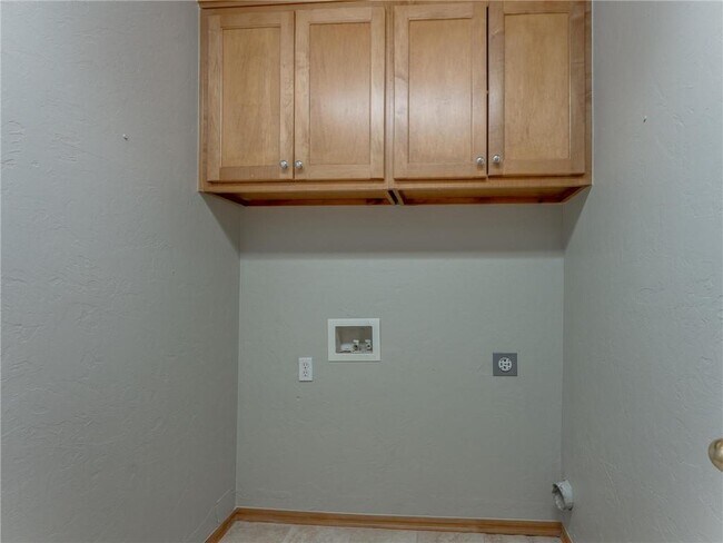 Building Photo - 1004 SW 127th Pl