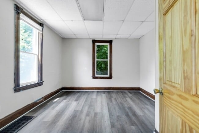 Building Photo - 413 Forest Ave