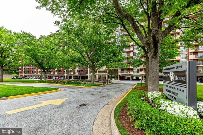 Building Photo - 1300 Army Navy Dr
