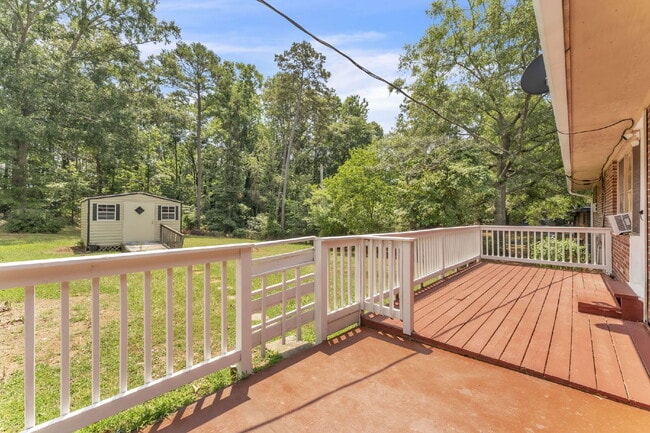 Building Photo - Charming 3-Bed, 2-Bath Haven in Anderson w...