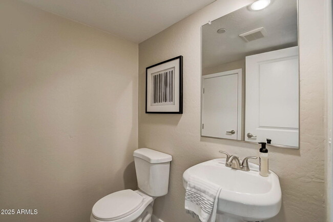 Building Photo - 16601 N Parkview Pl