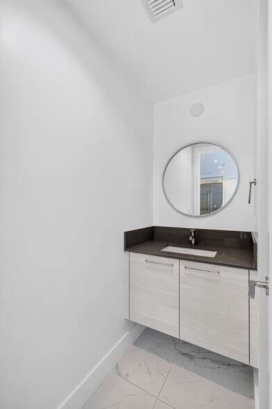Building Photo - 100 E Las Olas Blvd