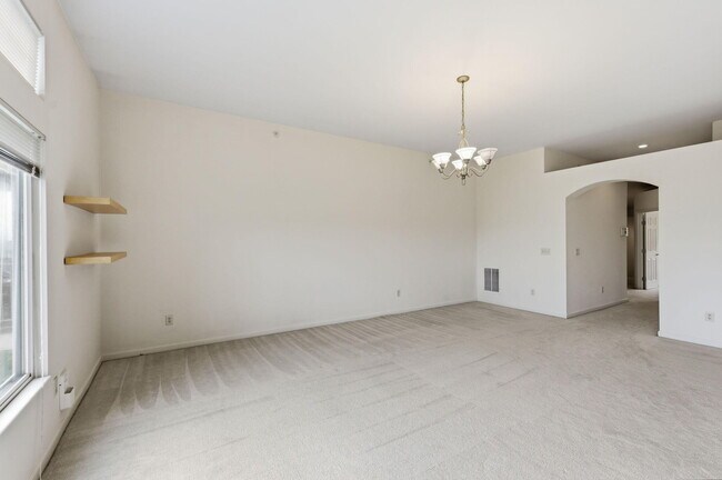 Building Photo - 323 Skyview Ct