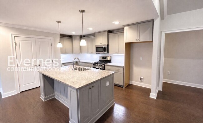 Building Photo - 4-Bed/2.5-Bath/Pet Friendly/Available Now!