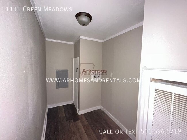 Building Photo - 1111 Green Meadows Dr