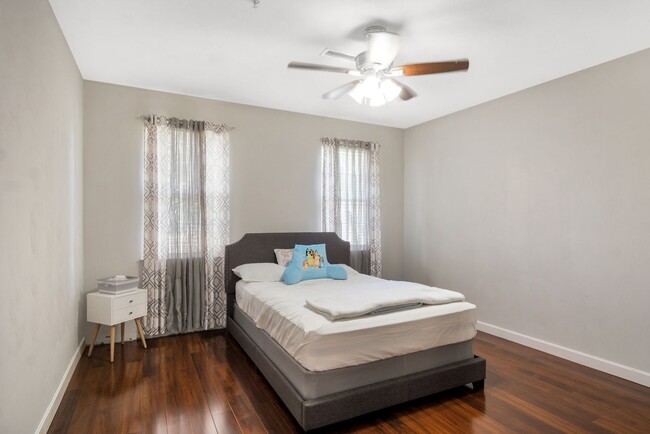 Building Photo - Stunning and Spacious 3 Bedroom 2.5 Bath C...
