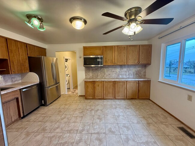Building Photo - Lakeridge Home