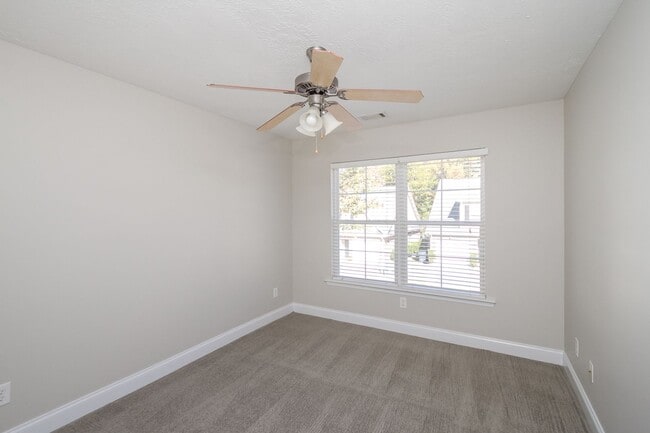 Building Photo - 823 Landing Dr