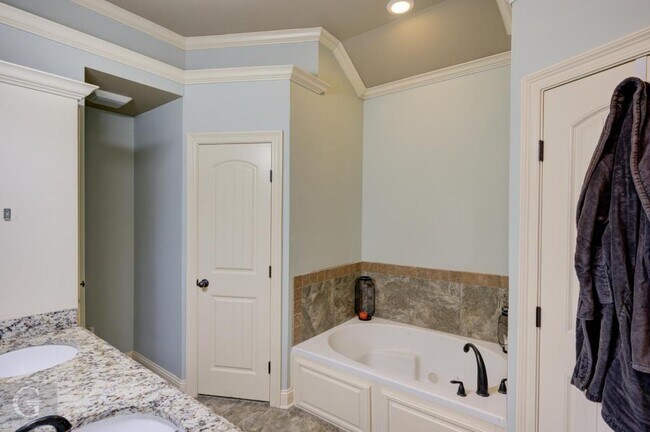 Building Photo - 364 Wood Springs