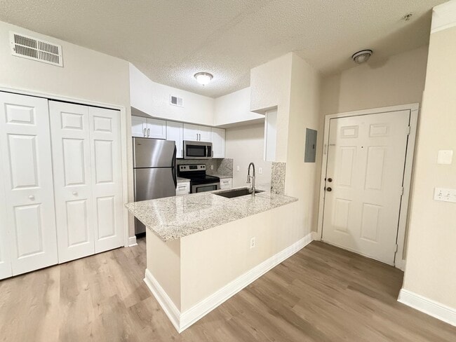 Building Photo - 13015 Plantation Park Cir
