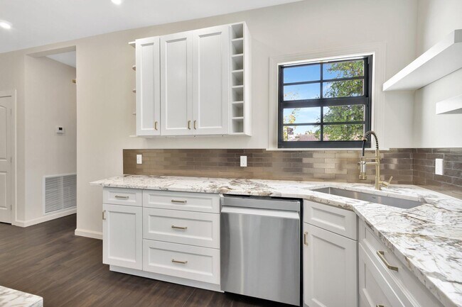 Building Photo - 828 35th St