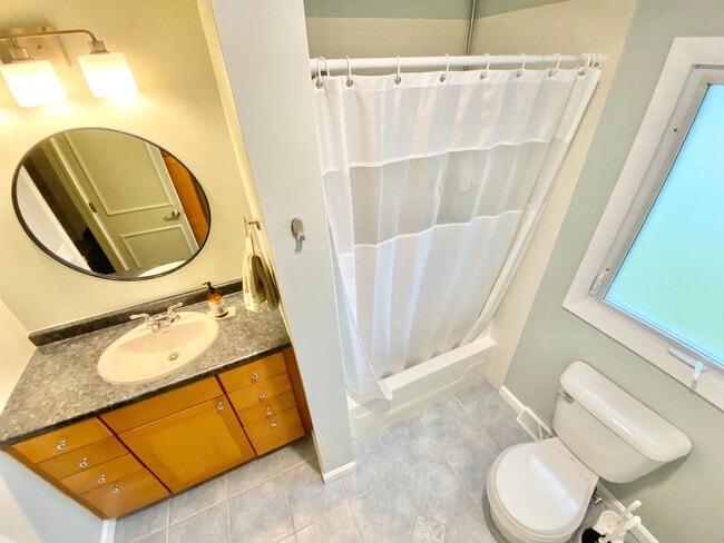 Building Photo - 2 Bedroom Home in Burlington VT Available ...