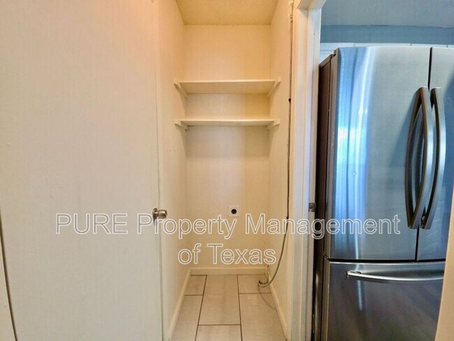 Building Photo - 5808 Wellington Dr