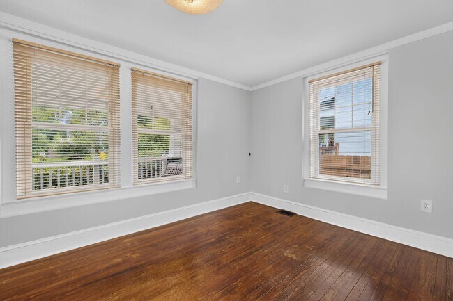 Building Photo - 907 Grandin Ave