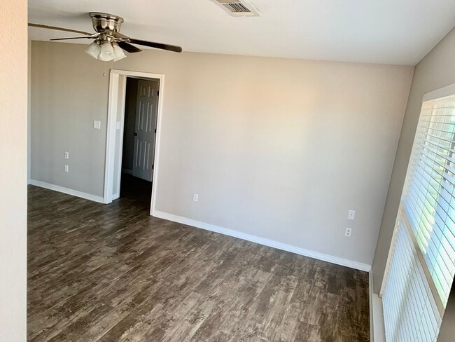 Building Photo - 2 Bed 2 Bath Duplex!