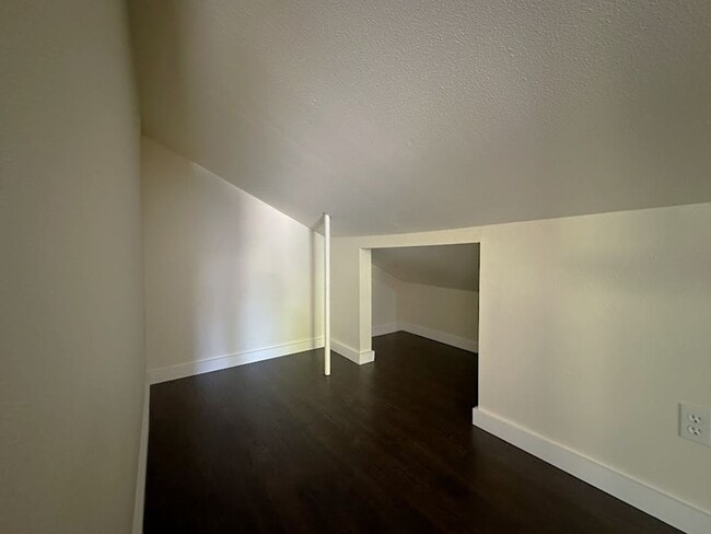 Building Photo - Gorgeous mature home with loads of charm o...