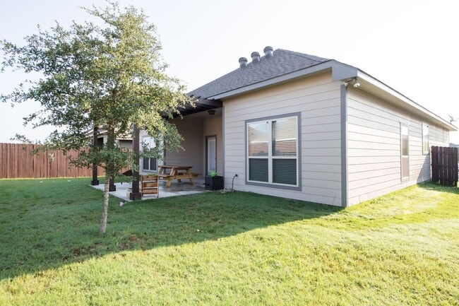 Building Photo - Gorgeous Three Creeks Home