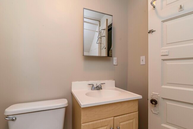 Building Photo - 831 Brookwood Pl