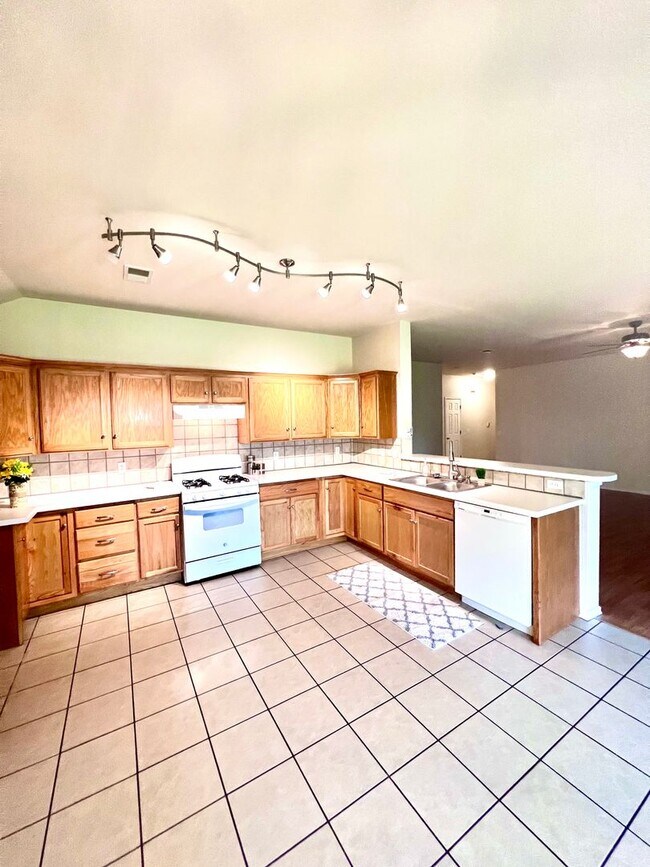 Building Photo - 4 bedroom with Storm Shelter in Yukon Gate...