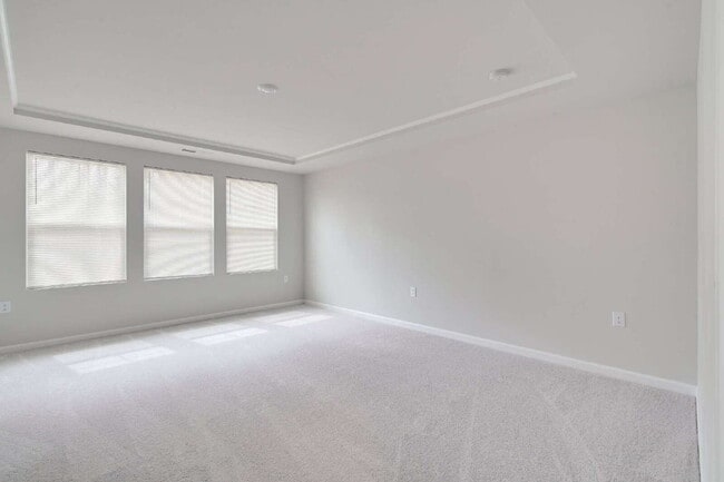 Building Photo - End-unit 3 bedroom townhome with Screened Porch!