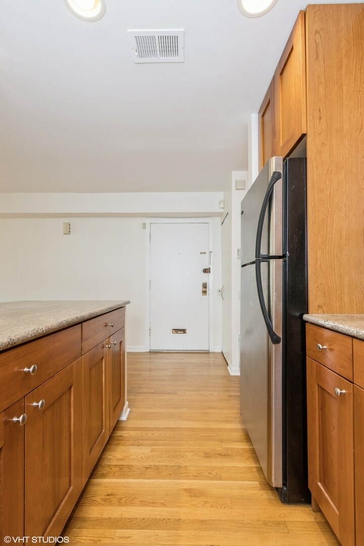 Building Photo - 2053 N Larrabee St