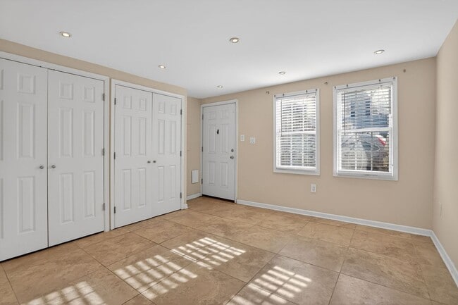 Building Photo - Spacious 1Bd/1Bth condo nestled in the heart of Old Town Alexandria! Pets Welcome!