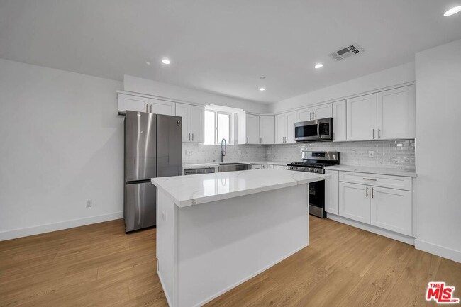 Building Photo - 227 S Park View St