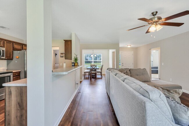 Building Photo - AVAILABLE MID-APRIL 2026! (Pet Friendly)