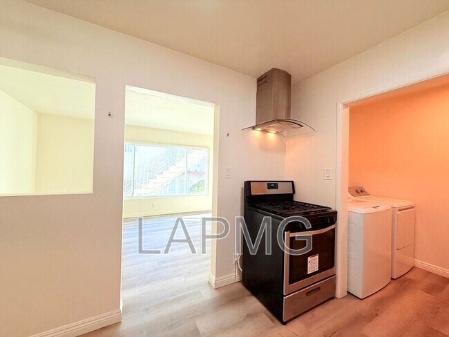 Building Photo - 625 Aerick St