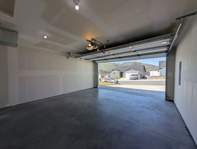 Building Photo - ** MOVE-IN SPECIAL** Charming 3-Bed, 2-Bath Home w/ Fenced Yard & W/D!