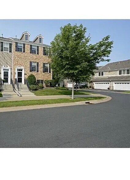 Building Photo - 15524 Lilac Dr