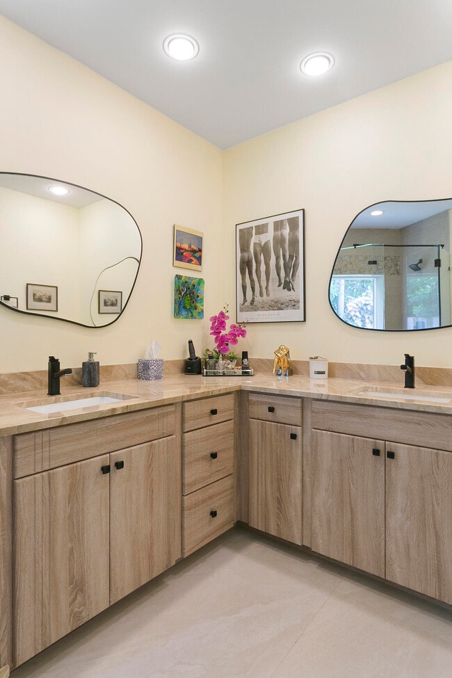 Building Photo - 2701 NE 2nd Ave