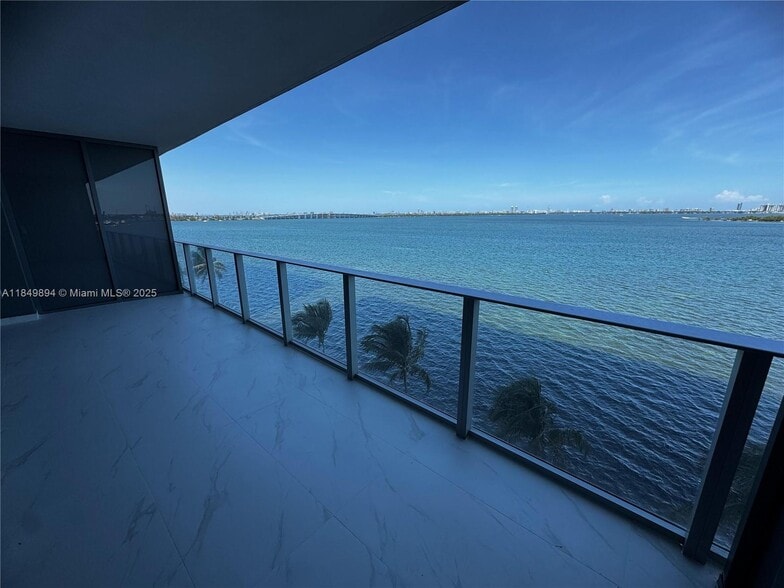 Building Photo - 700 NE 24th St