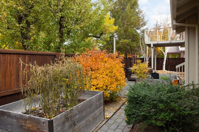 Building Photo - Remodeled & Charming 4 bed/3 bath w/ Yard and Hot Tub