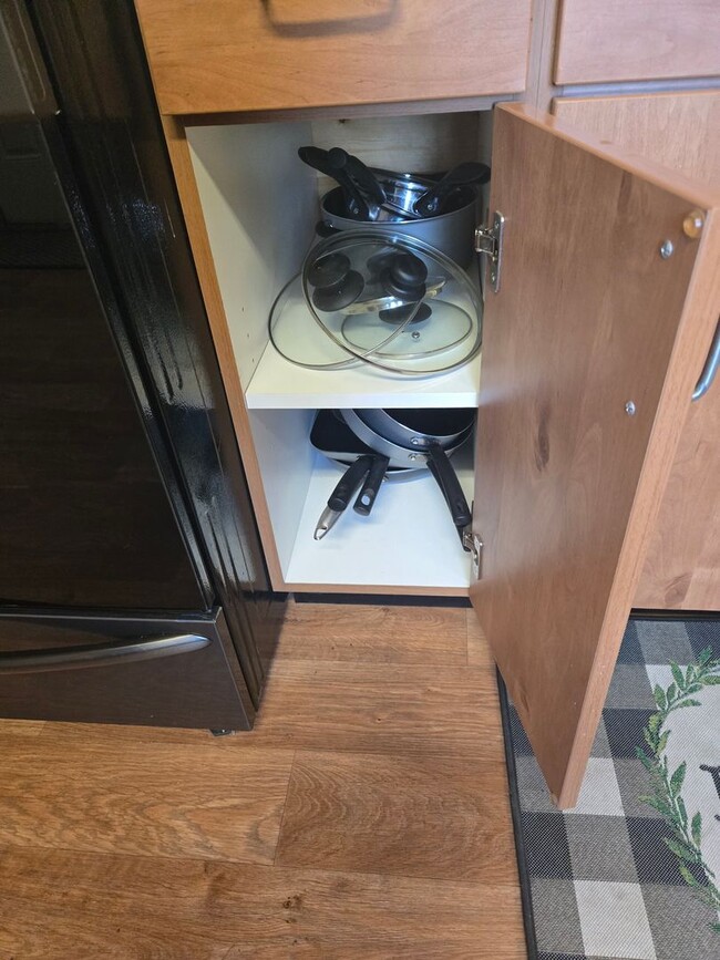 Building Photo - Fully furnished long term rental