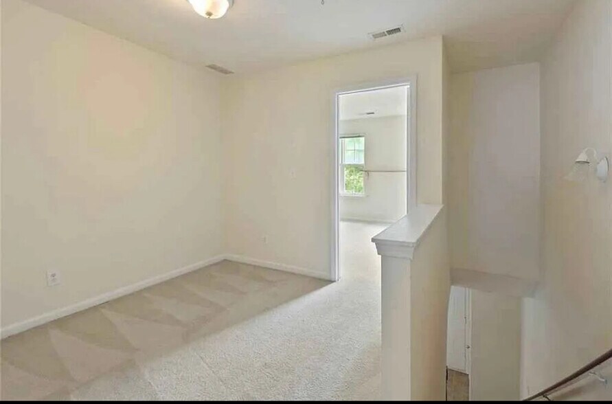 Building Photo - 769 Crestwell Cir SW